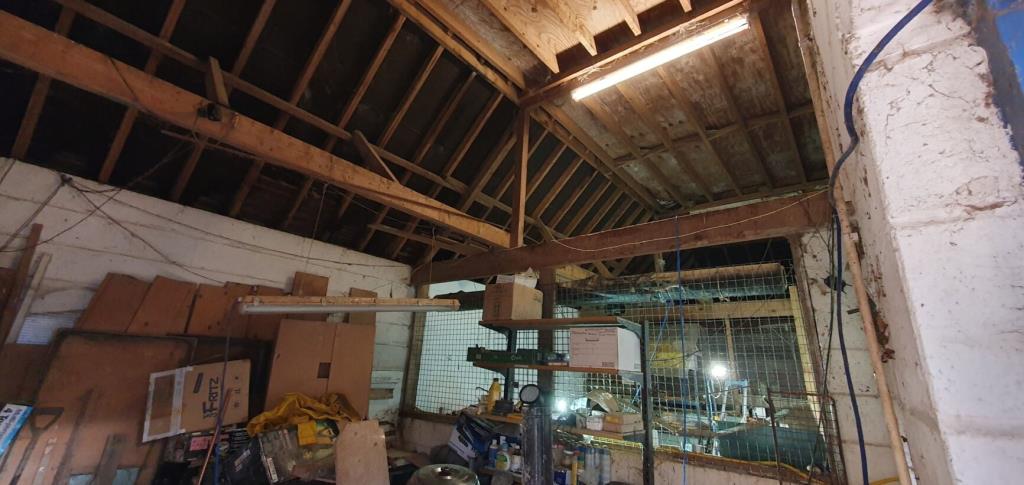 Lot: 44477 - LAND WITH STABLES AND DERELICT BARN - Internal of stables